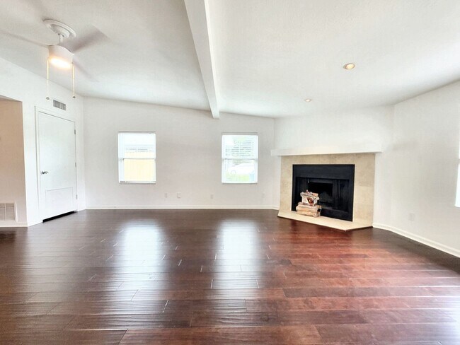 Building Photo - Inviting 3BD/1BA Home with Large Yard and ...