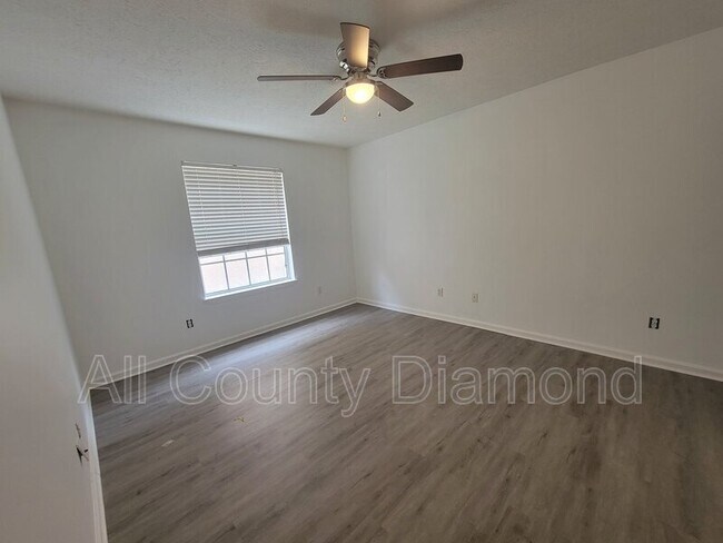 Building Photo - 1609 Vecuna Cir