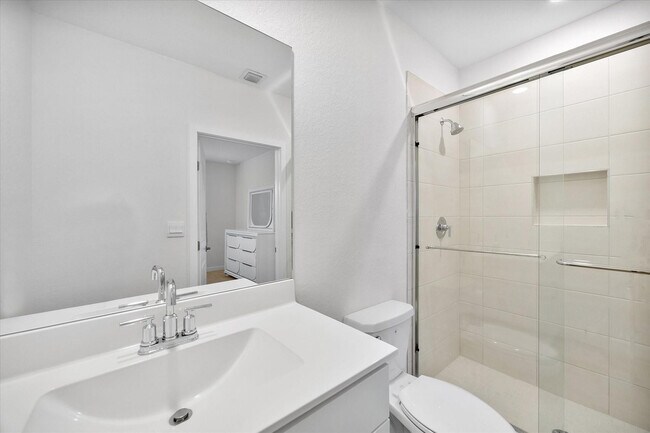 Building Photo - 713 SE 15th Ave