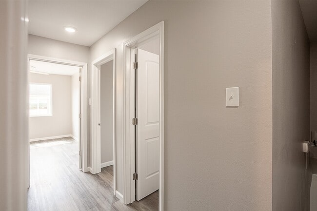 Building Photo - 972 Park Meadow Dr