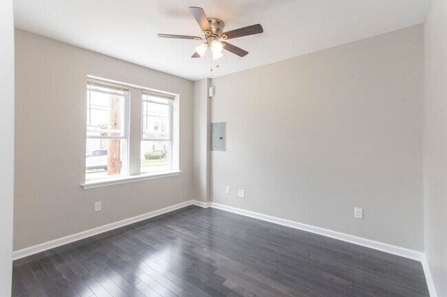 Primary Photo - 1325 Saville Ave
