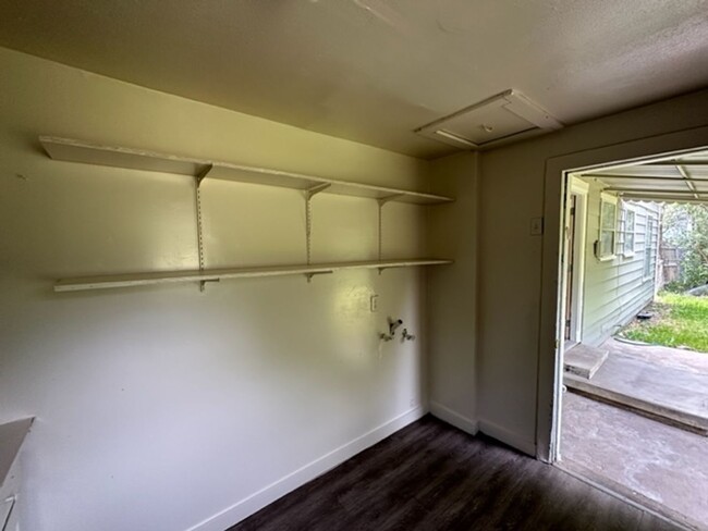 Building Photo - Charming 2 Bedroom. 1 Full Bath Home in We...