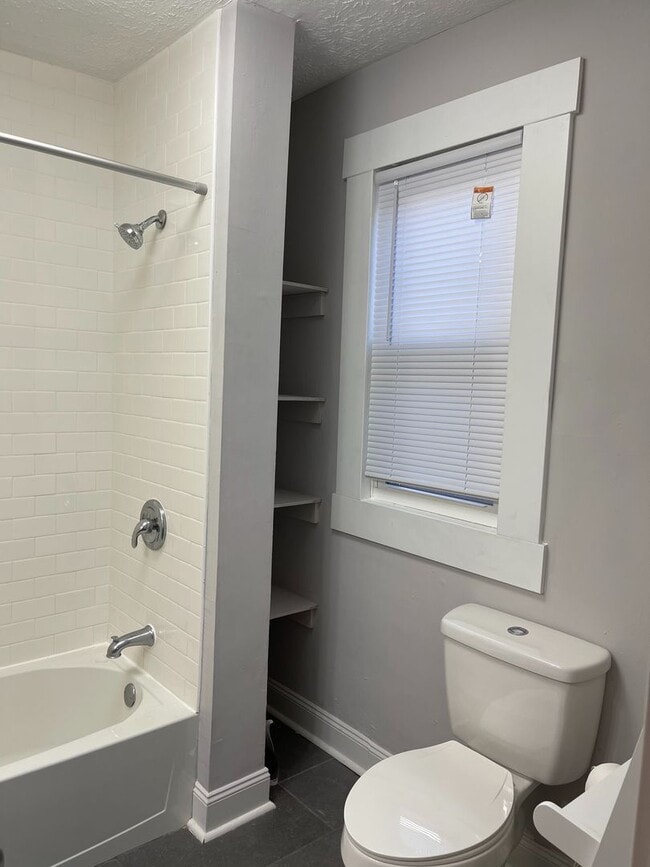Building Photo - Great 2 BR with detached 2-car garage