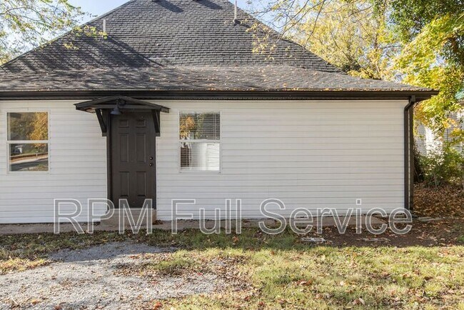 Building Photo - 1002 N Maple St