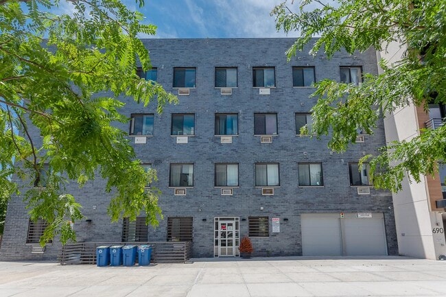 Building Photo - 39 Suydam St