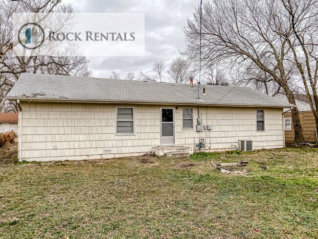 Building Photo - 3 Bed 1 Bath with Garage