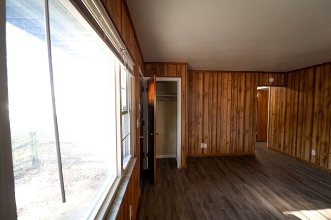 Building Photo - 3 Bedroom House