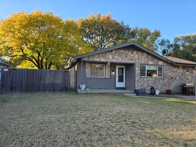 Primary Photo - 3 BED 1.5 BATH HOME IN PARK CITY