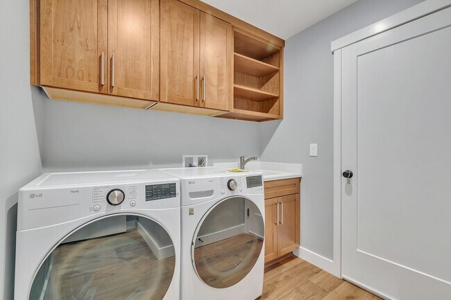 Building Photo - 4bed/2.25bath Stunning Remodeled Home on Expansive Wooded Lot in Woodinville