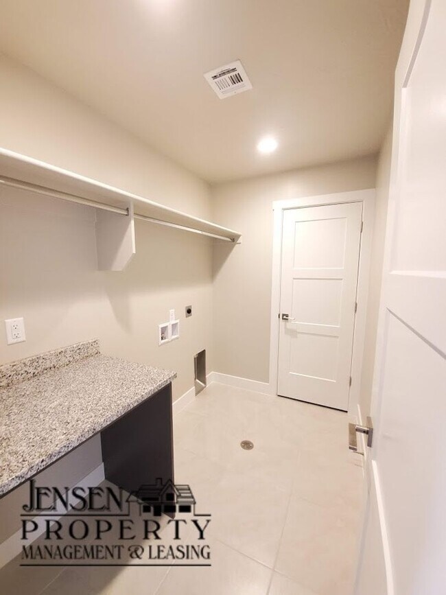 Building Photo - Three Bedroom Red Mountain Vista Town Home