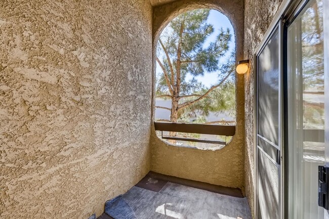 Building Photo - Stunning 2 Bedroom 2 Bath 2nd story condo