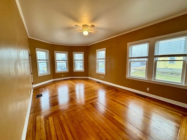 Building Photo - 15 Clara St