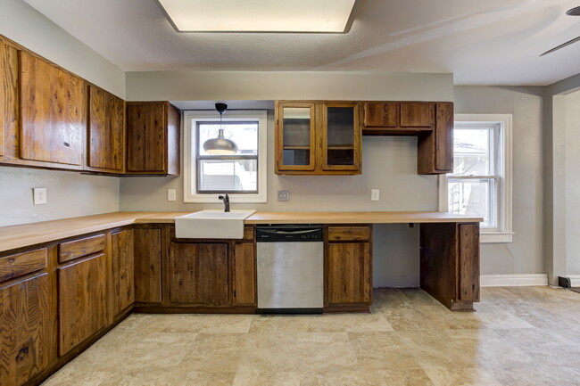 Building Photo - 916 Classen Blvd