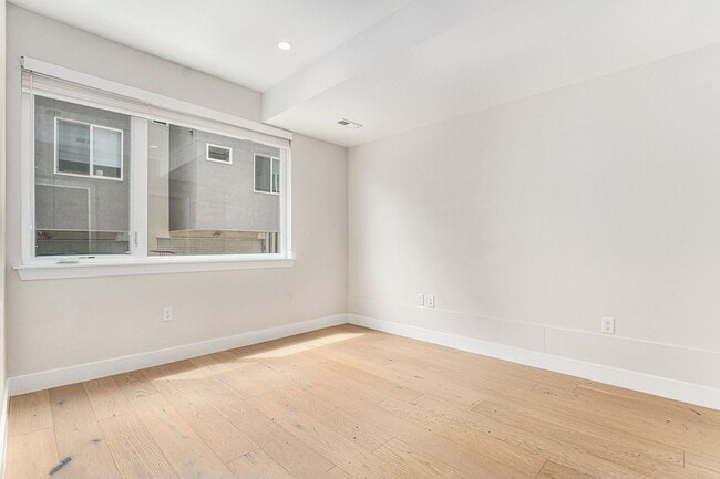 Building Photo - Spacious 3 bedroom home in the heart of Ed...