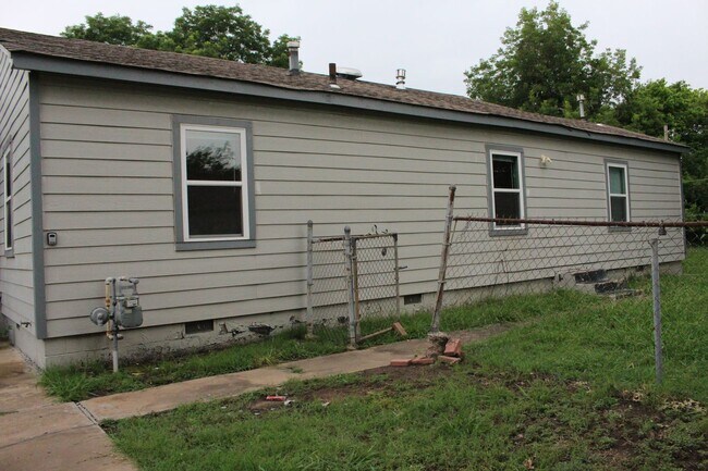 Building Photo - Spacious House for Rent in the Heart of Tu...