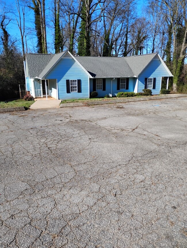 Building Photo - 509 N Pointe Crk