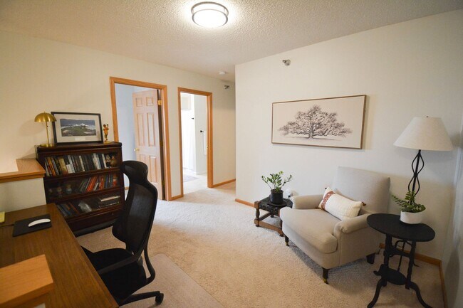 Building Photo - Stunningly Update 2 bed 1.5 bath Townhome ...