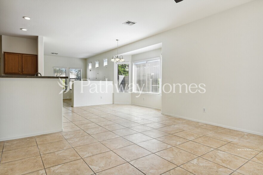 Building Photo - 15046 N 172nd Ln
