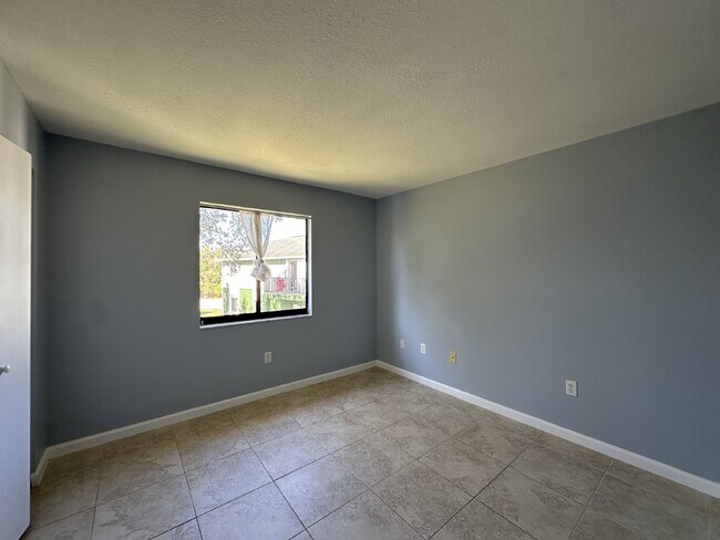 Building Photo - Second floor unit with screened balcony