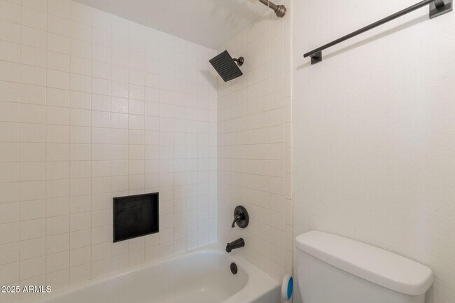Building Photo - 850 S River Dr