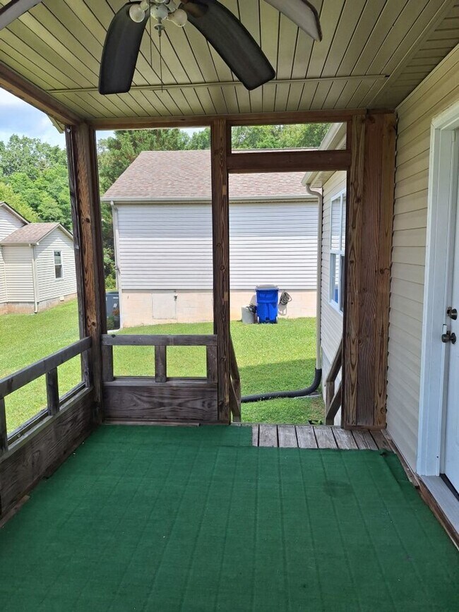 Building Photo - HOLIDAY MOVE IN SPECIAL. $500.00 OFF OF TH...