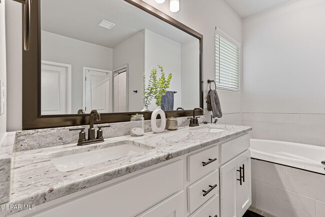 Building Photo - 824 Paseo Solar Dr