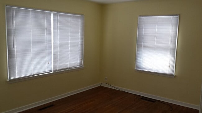 Building Photo - 2-1 House with Garage available 2/1