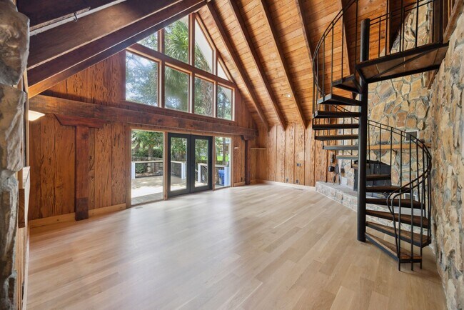 Building Photo - Available 6/15. Stunning, Fully-Rennovated...