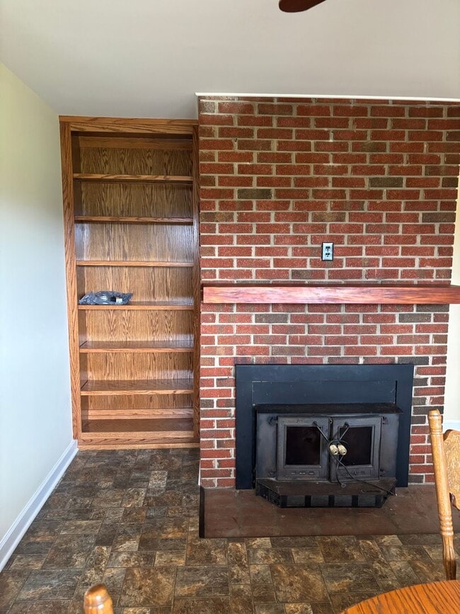 Building Photo - Large 4 Bedroom House in Quiet Country Setting