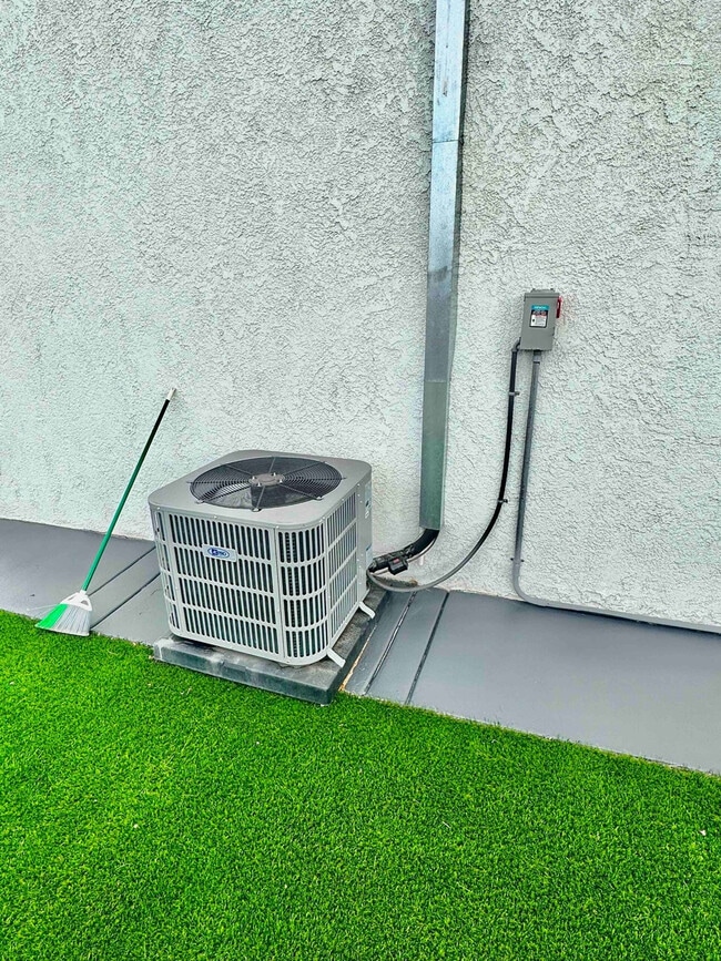 Building Photo - 660 Sunnyside Ave