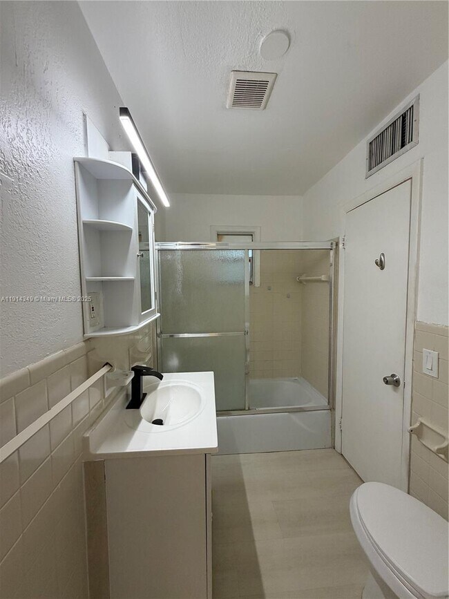 Building Photo - 125 SW 1st Ave