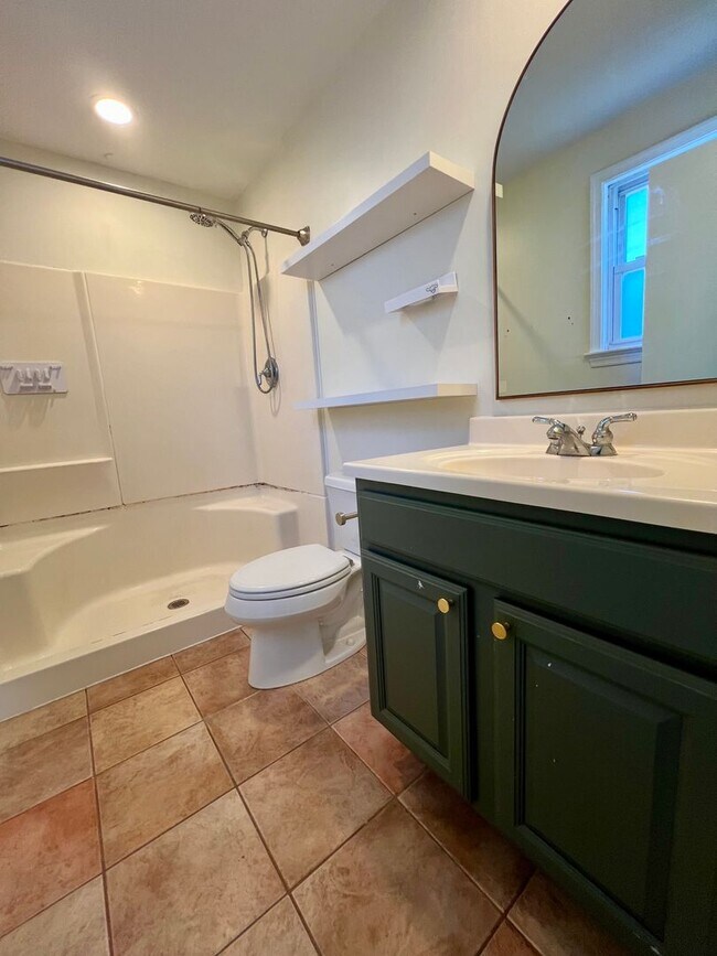 Building Photo - Gorgeous 3-Bedroom Home with Finished Basement in Havertown! Available NOW!