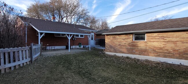 Building Photo - 2124 Maple Ave