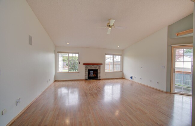 Building Photo - Single Level In Heart of Salmon Creek
