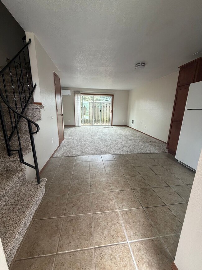 Building Photo - 1ST  FULL  MONTH'S  RENT  FREE    Pet-friendly Townhouse Near Parks and Downtown Newberg Showings...