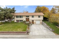 Building Photo - Charming Split Level in Boardman