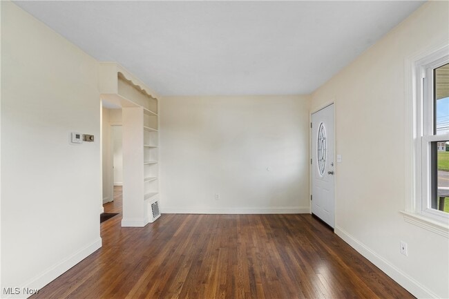 Building Photo - 203 Robinson Ave
