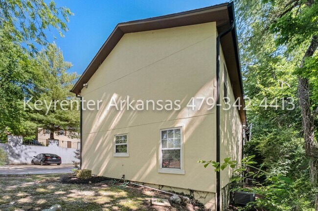 Building Photo - Beautifully renovated 3 bedroom, 2 bath | Fayetteville AR