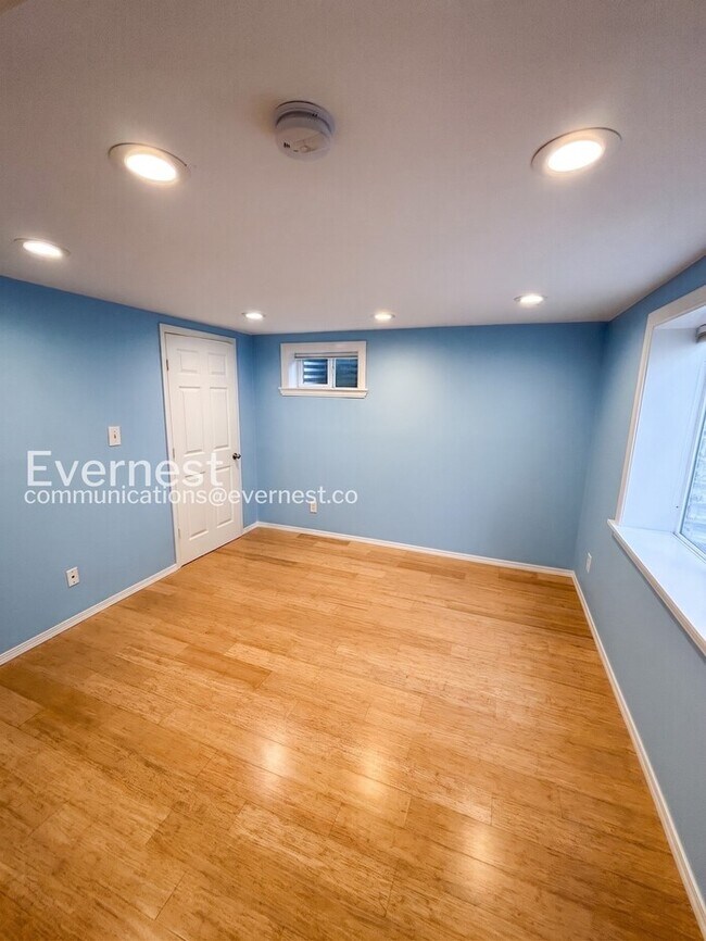 Building Photo - 4bed/2bath single family home in Denver with fenced yard/ Available now!