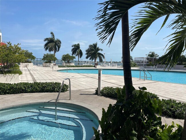 Building Photo - 1541 Brickell Ave