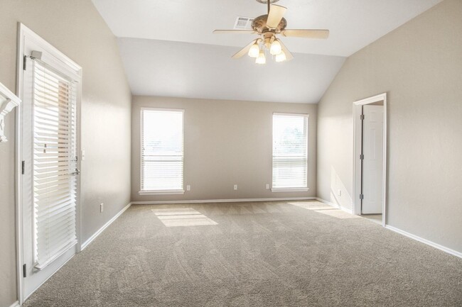 Building Photo - Great 4 Bed, 2 Bath, in Gated Community / ...