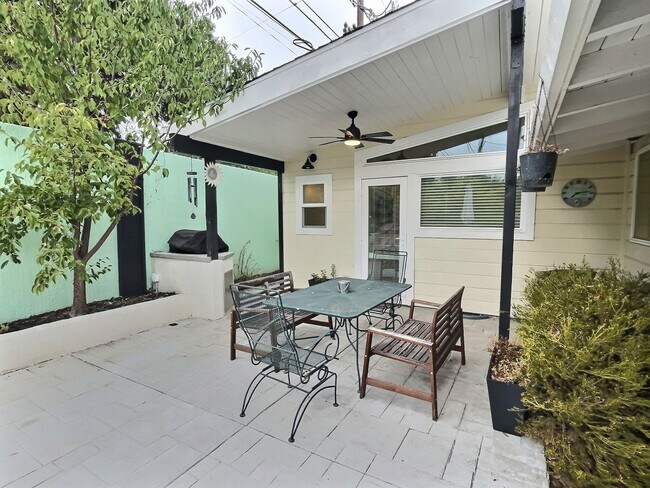 Building Photo - 5 BD / 4 BA - Stunning Mountain View Home ...