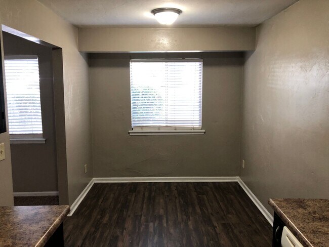 Building Photo - Downstairs unit in Pointe East avail NOW!