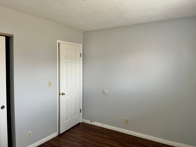 Building Photo - 326 W 4 Plex