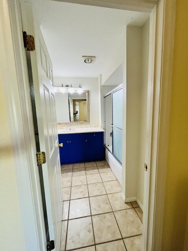 Building Photo - $2,695 - 2 Bed 2 Bath updated Condo in Del Cerro