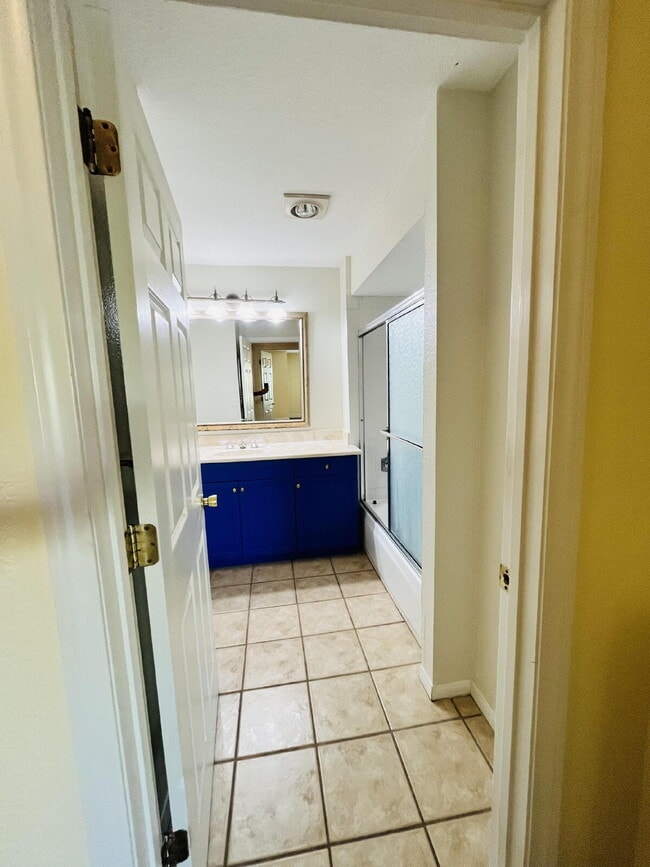 Building Photo - $2,700 - 2 Bed 2 Bath Condo in Del Cerro