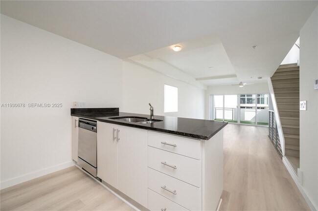 Building Photo - 1712 SW 2nd Ave