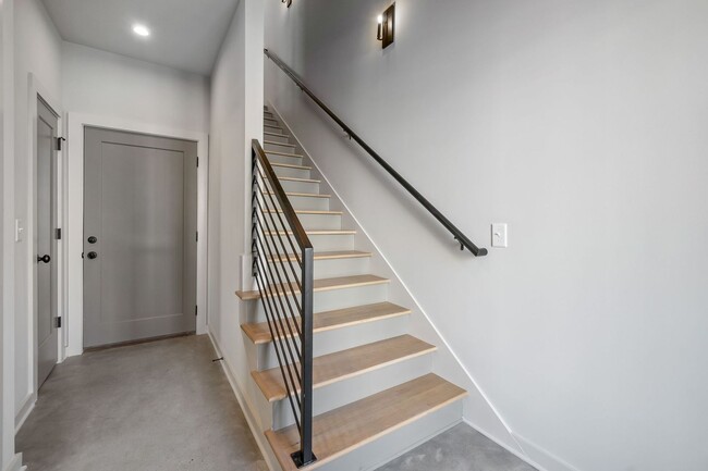 Building Photo - Sleek East Nashville townhome