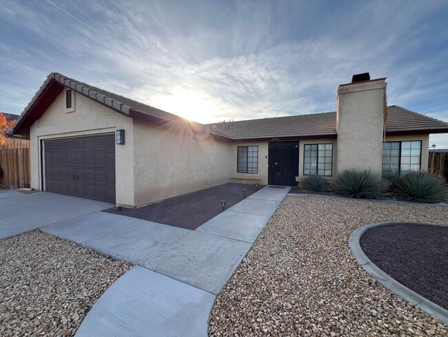 Building Photo - Beautiful 3 Bedroom 2 Bathroom House in Co...