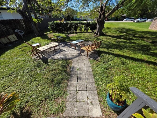 Building Photo - 811 NE 14th Ct